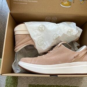 Kizik Women's Athletic Shoes in Tan